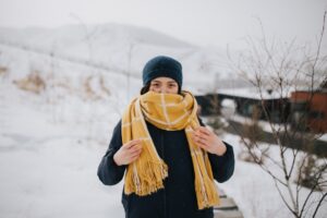 Photo tying scarves